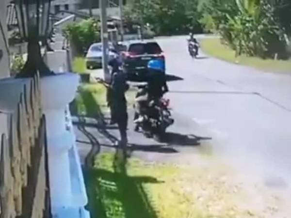 Sedutan rakaman video memaparkan kejadian samun yang berlaku di Taman Kamariah, di sini semalam.