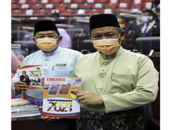 Aminuddin dan Pegawai Kewangan Negeri Sembilan, Datuk Mohd Khidir Majid (kiri) menunjukkan buku Belanjawan 2021 Negeri Sembilan pada Persidangan Ketiga (Belanjawan) Penggal Ketiga DUN Sembilan di Wisma Negeri hari ini. - Foto Bernama