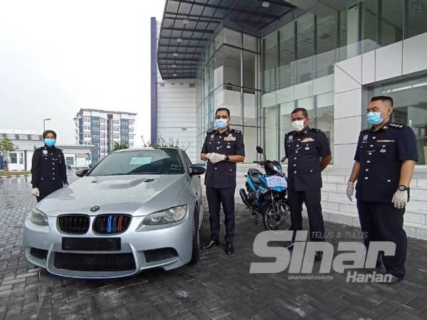 Mohd Fazley (dua dari kiri) menunjukkan kenderaan yang dirampas pada sidang akhbar di Ibu Pejabat Daerah (IPD) Nilai, hari ini.