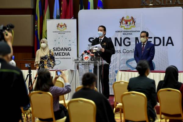 Ketua Pengarah Kesihatan, Tan Sri Dr Noor Hisham Abdullah ketika sidang media perkembangan Covid-19 di Kementerian Kesihatan hari ini. - Foto Bernama