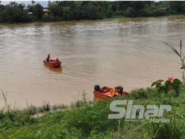 Operasi mencari dan menyelamat di Sungai Pahang dekat Kampung Kuala Kujan, Jalan Triang, Temerloh hari ini.