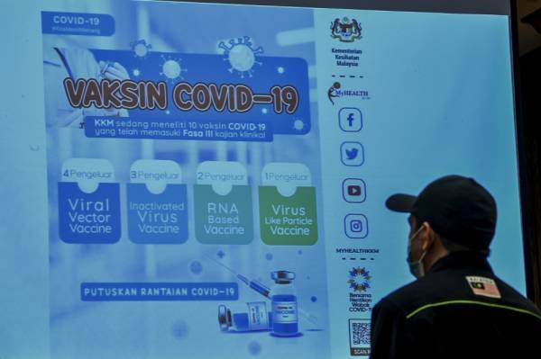 Skrin memaparkan maklumat berkenaan vaksin Covid-19 ketika sidang media perkembangan Covid-19 oleh Ketua Pengarah Kesihatan, Tan Sri Dr Noor Hisham Abdullah di Kementerian Kesihatan hari ini. - Foto Bernama