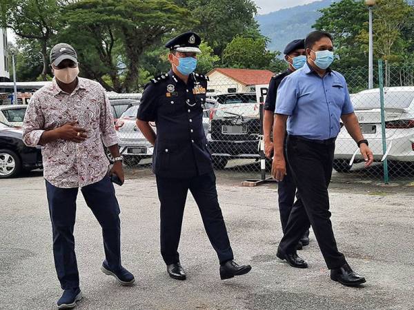 Sahabudin (kanan) mengiringi Yahaya (tengah) ke ICU Hospital Pulau Pinang bagi menyampaikan Watikah Wira Negara dan surat penghargaan kepada Norihan tadi.