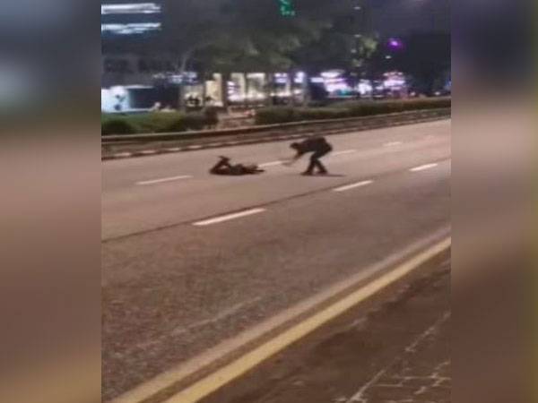 Tangkap layar daripada video yang tular menyaksikan mangsa dipukul berkali-kali oleh lelaki warga Bangladesh di Jalan Tebrau, Johor Bahru malam tadi.