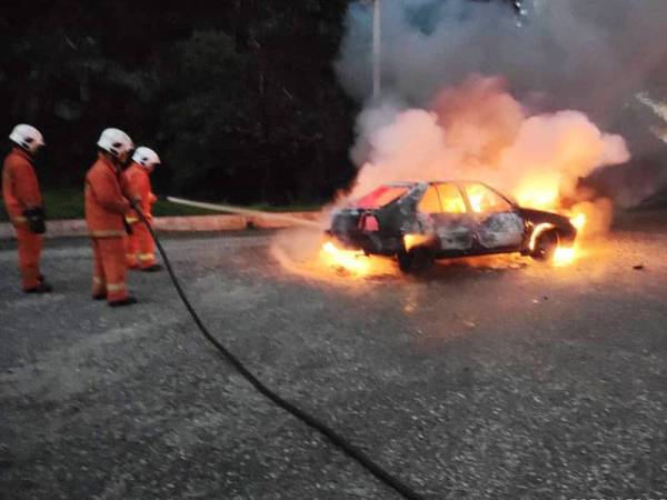 Anggota bomba membantu memadam kebakaran kereta di kawasan parkir Uptown Teluk Chempedak di sini yang membawa kepada penemuan mayat mangsa dalam keadaan rentung, pagi tadi.