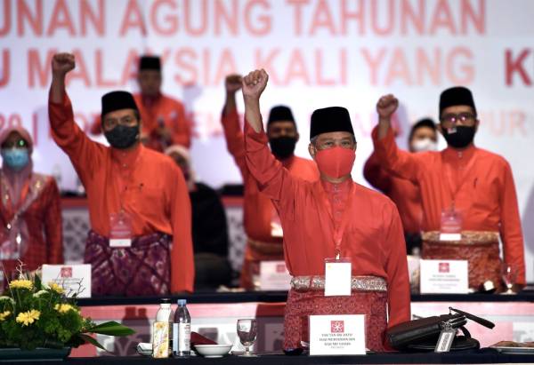 Muhyiddin melaungkan "Bersatu” sempena Perhimpunan Agung Tahunan Bersatu yang dibuat secara maya hari ini. - Foto Bernama