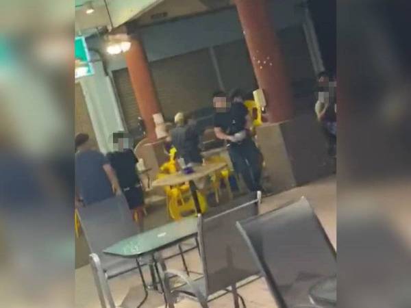 Tangkapan layar kejadian tiga remaja diserang sekumpulan individu dalam kejadian di sebuah restoran di Lintas Plaza, Kota Kinabalu malam tadi.