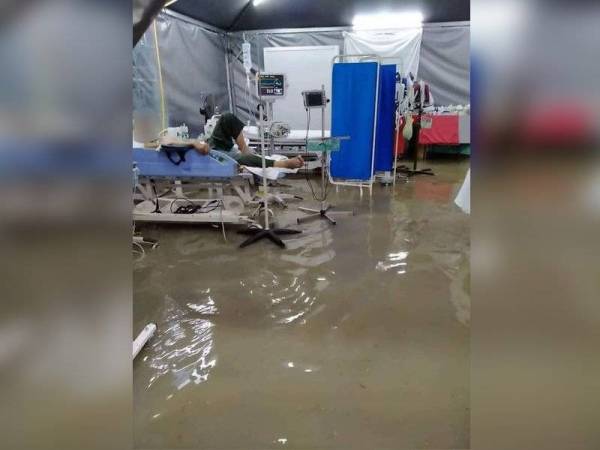 Banjir kilat di kawasan khemah sementara yang dikhaskan untuk kawasan kecemasan dan ujian saringan Covid-19 di Hospital Kulim petang tadi.