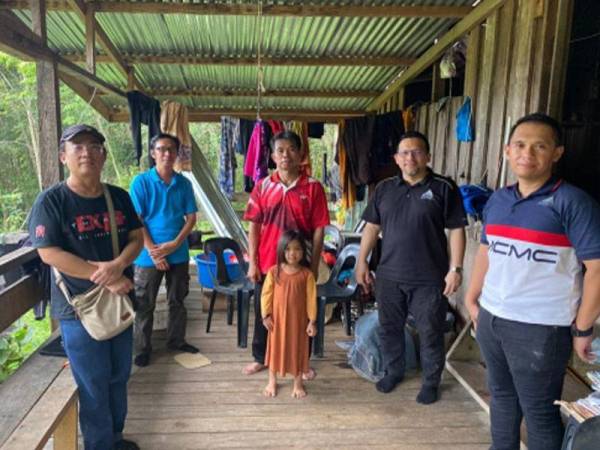 Pengarah SKMM Sabah dan Wilayah Persekutuan Labuan, Izani Othman (dua dari kanan) berjumpa dengan Ketua Kampung Gusi, Galam Abdullah (tengah) bagi mendapatkan gambaran mengenai kejadian yang menimpa ketiga-tiga pelajar berkenaan.