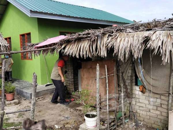 Rumah baharu untuk keluarga Mohd Rizal dibina bersebelahan bangsal yang dihuni mereka sejak lebih dua tahun lalu.