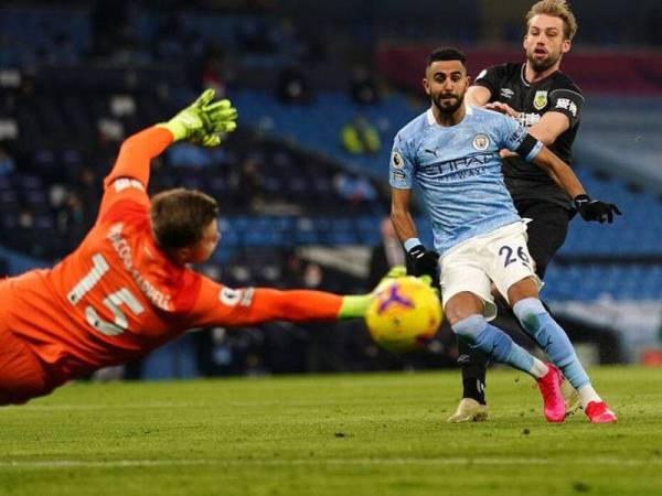 Mahrez merembat ke pintu gol Burnley.