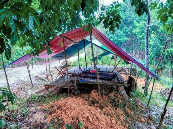 Bangsal yang dibina sendiri oleh Orang Asli Batik, Kampung Pasir Linggi, diatas bukit sebagai persiapan perpindahan banjir musim tengkujuh. - Foto Bernama