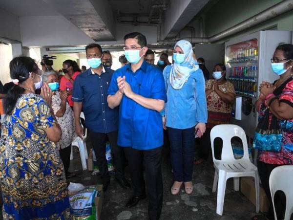 Azmin (tiga dari kiri) bersama Rina Harun (dua dari kanan) ketika beramah mesra dengan penduduk setempat pada majlis penyerahan Gombak Food Bank sempena perayaan Deepavali di Pangsapuri Laksamana Jaya di sini hari ini. - Foto Bernama