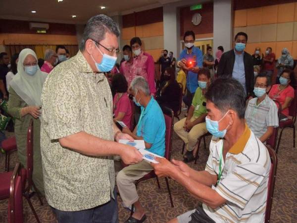 Saifuddin yang juga Ahli Parlimen Indera Mahkota menyampaikan sumbangan pada Program Indera Mahkota Prihatin Bantuan Kebajikan Komuniti Cina Indera Mahkota di sini, hari ini. - Foto Bernama