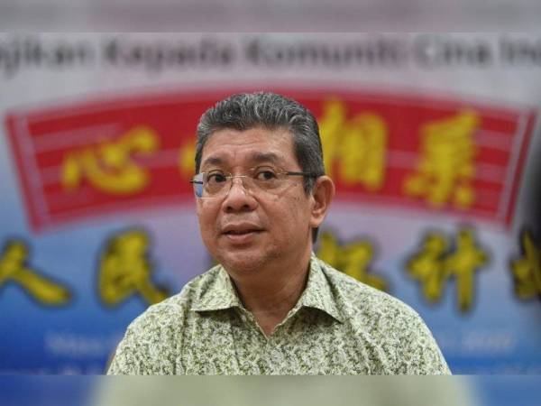 Saifuddin yang juga Ahli Parlimen Indera Mahkota ketika sidang media selepas Program Indera Mahkota Prihatin Bantuan Kebajikan Komuniti Cina Indera Mahkota di sini, hari ini. - Foto Bernama