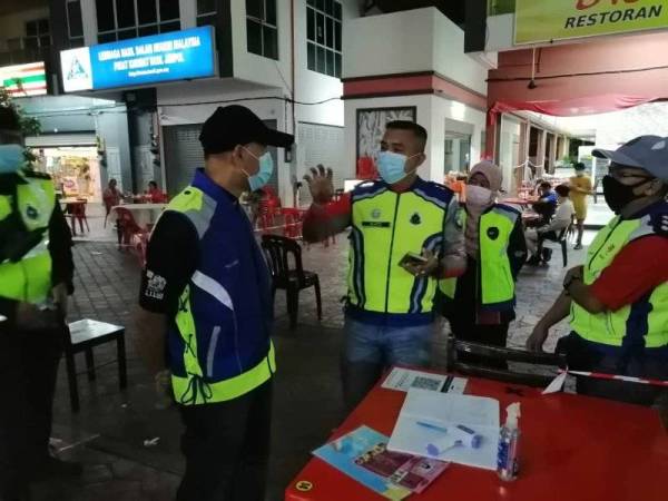 Polis melakukan pemeriksaan di premis perniagaan sekitar Jempol pada Jumaat lalu.