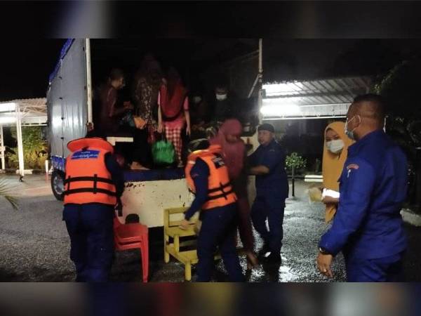 Mangsa terjejas banjir dipindahkan ke Masjid Al-Abrar Taman Peruda Sungai Petani semalam.