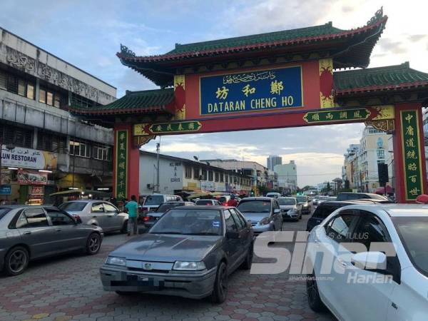 Suasana Dataran Cheng Ho yang kekal bernyawa dan menjadi pilihan orang ramai mendapatkan makanan, buah-buahan dan bunga yang dijual di kawasan itu.