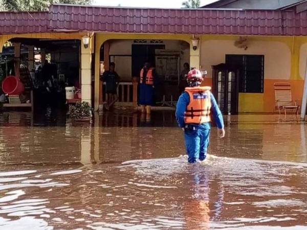 Seorang anggota APM melakukan tinjauan di beberapa kawasan dinaiki air hari ini.