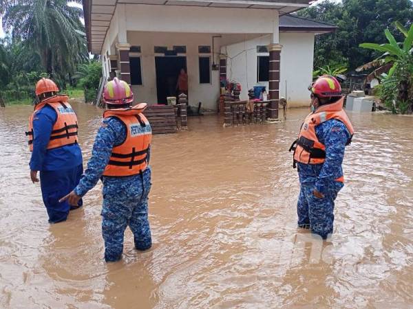 Penduduk kampung diarahkan bersiap sedia untuk dipindahkan.