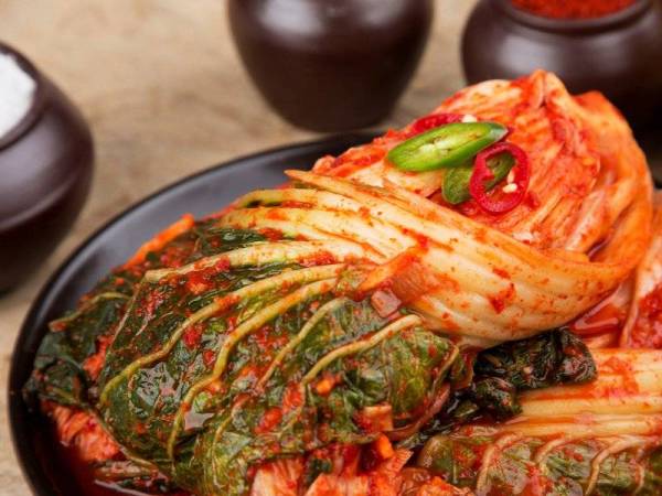 Kimchi tidak sekadar kubis yang dijeruk tetapi memainkan peranan penting dalam budaya makanan Korea, manakala proses penghasilannya menerima pengiktirafan piawaian global selama hampir dua dekad. - Foto 123RF