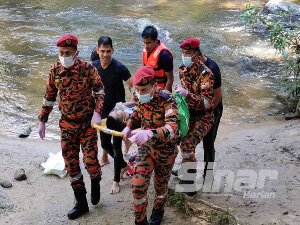 Bomba menunjukkan demonstrasi penyelamatan di air dengan menggunakan LiSA di Taman Eko Rimba Ulu Kenas, Kuala Kangsar hari ini.