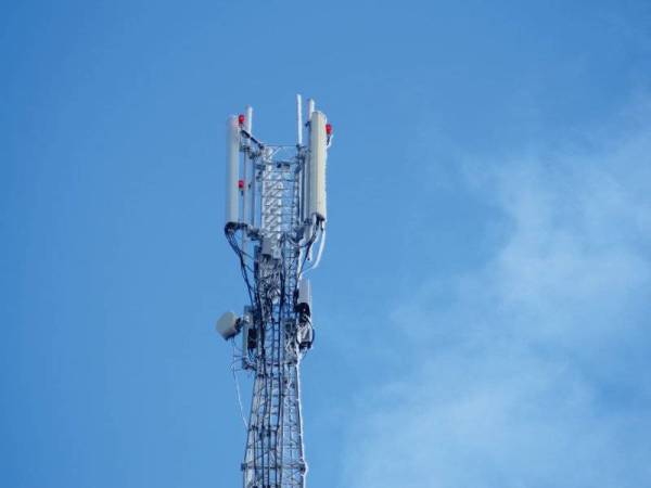 Pembinaan menara komunikasi merupakan penyelesaian terbaik bagi mengatasi isu liputan internet jalur lebar di kawasan Kampung Gusi, Ranau. Foto 123RF