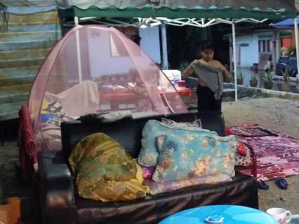 Lima beranak terpaksa tinggal di bawah khemah ditutupi kelambu pada waktu malam di luar rumah berikutan keseluruhan rumah mereka dinaiki banjir sejak dua minggu lalu.