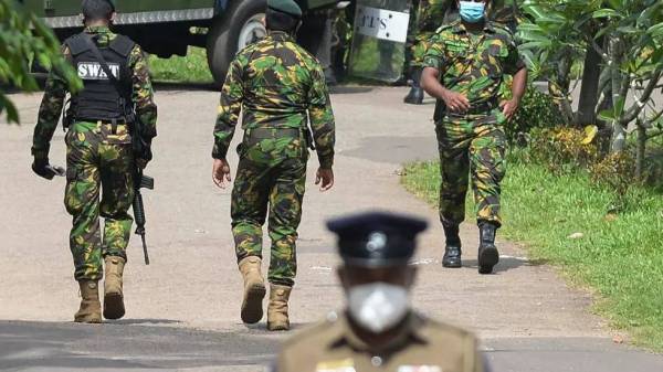 Beberapa anggota pihak berkuasa berkawal di Penjara Mahara, Colombo, Sri Lanka hari ini. - Foto AFP