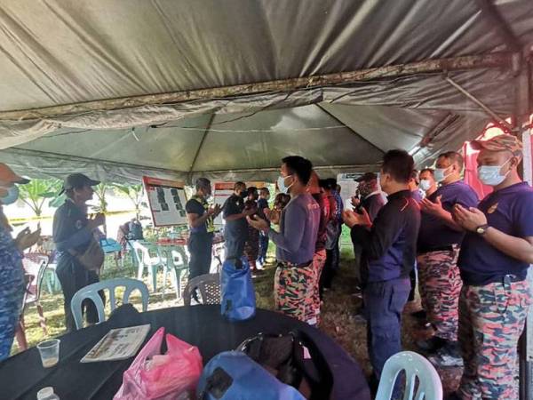 SAR yang memasuki hari keempat hari ini belum menemui lelaki yang terjatuh ke dalam Sungai Pahang di Kampung Kuala Kujan pada Jumaat lalu.