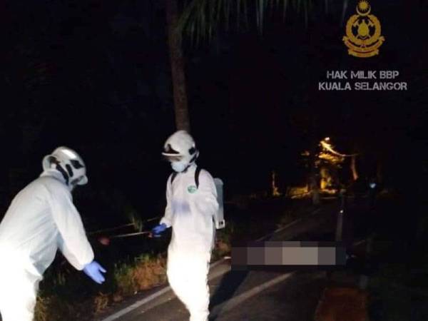 Anggota bomba dan penyelamat menjalankan ops sanitasi terhadap mayat wanita terbabit yang ditemui terbaring di atas jalan di Kampung Kedah, Kampung Kuantan di sini malam semalam. -Foto ihsan Facebook Bomba Kuala Selangor