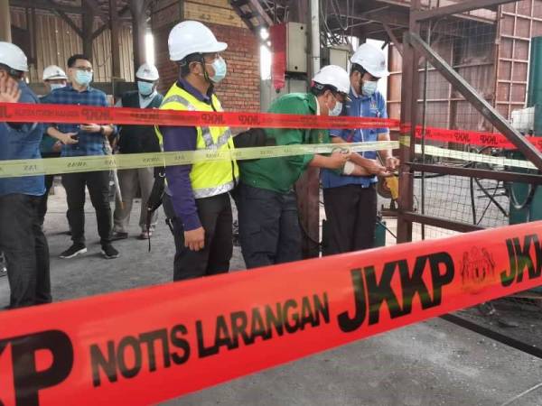 Mesin angkat disita JKKP selepas didapati beroperasi tanpa sijil perakuan kelayakan.