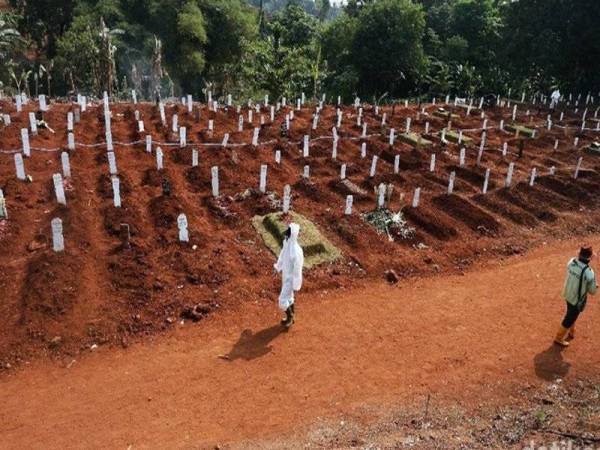 Kawasan perkuburan Pondok Ranggon di Jakarta Timur melakukan sistem pertindihan kubur bagi menampung pertambahan jumlah mangsa korban Covid-19. - Foto Detik News