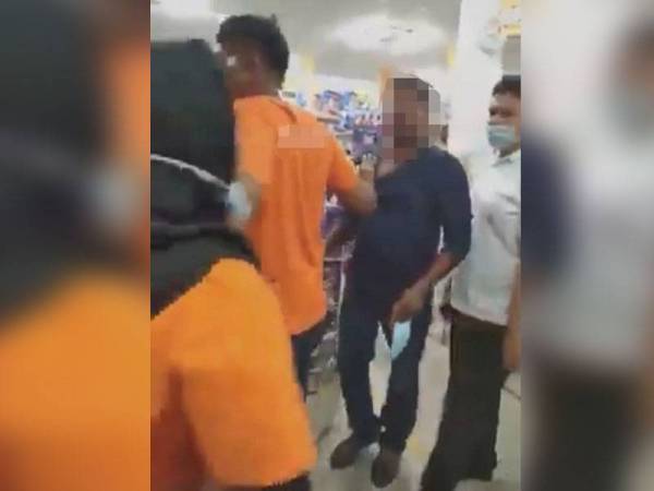 Tangkap layar video kejadian lelaki memaki dan meludah seorang wanita tular di media sosial sejak semalam sebelum dia ditahan polis untuk siasatan lanjut.