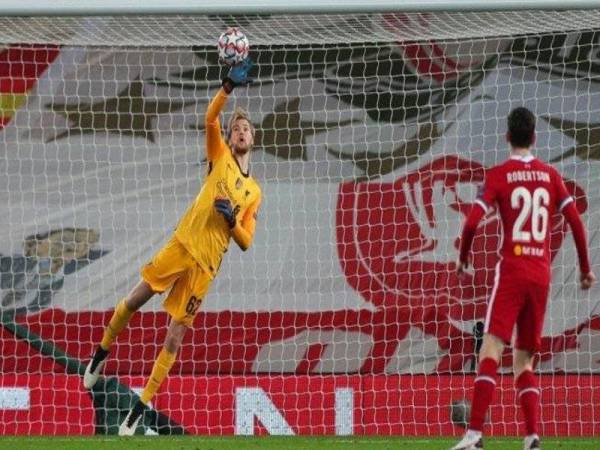 Aksi Kelleher (kiri) pada aksi Liga Juara-Juara berdepan Ajax Amsterdam di Anfield awal pagi semalam.