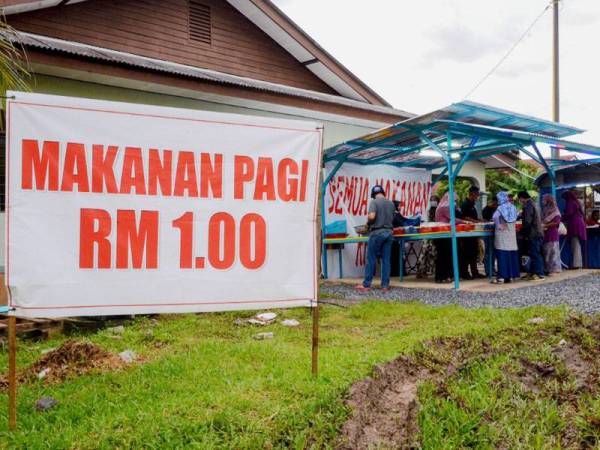 Gerai makanan pagi diusahakan Nurul Hidayu dan suami di Kampung Tasek, Padang Kabar, Marang.