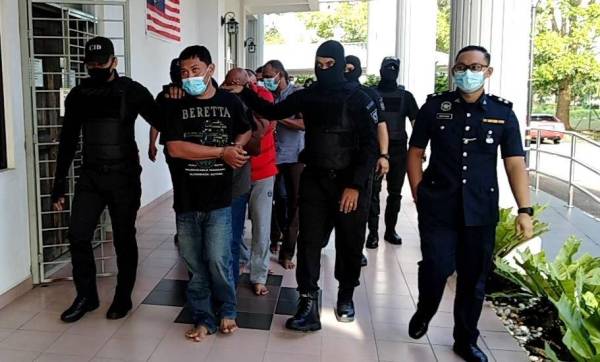 Lapan lelaki didakwa di Mahkamah Sesyen Kulim kerana disyaki terlibat dalam kejadian 'hijack' sebuah treler bersama muatan 60 bongkah tembaga bulan lalu.