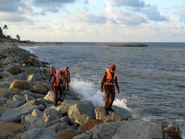 Kelihatan anggota PBB SWART membuat pemantauan di Pantai Tanjung Gelam, Kuala Nerus.