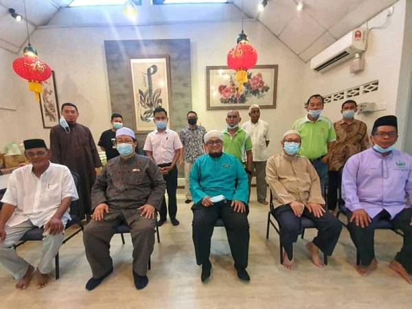 Hazmi (duduk, tengah) bersama pasukan sukarelawan Yadim Pahang.