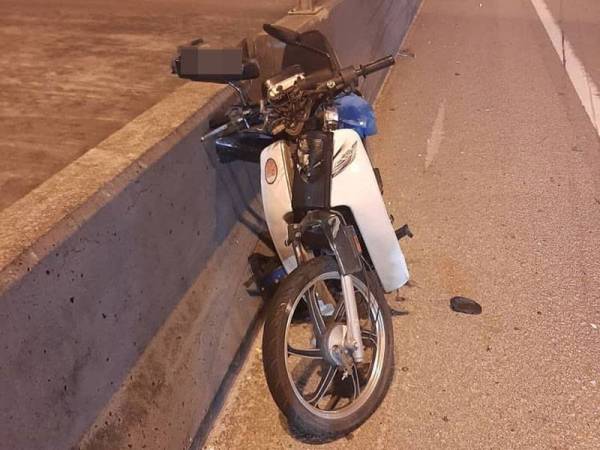 Motosikal yang ditunggang mangsa dilanggar oleh sebuah kereta di Lebuhraya Kuala Lumpur-Seremban di sini hari ini.