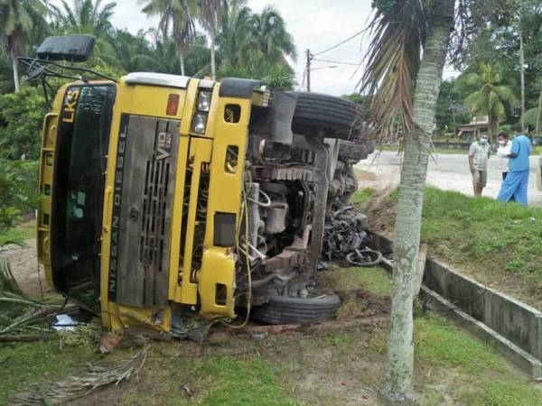 Lori yang dipandu lelaki berusia 31 tahun terbalik selepas terbabit dalam kemalangan melibatkan sebuah motosikal di Tapah hari ini. Foto: ihsan PDRM