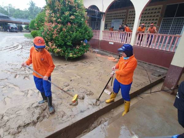 Anggota APM membersihkan masjid di Air Putih yang turut dipenuhi lumpur akibat banjir. -Foto: Ihsan APM