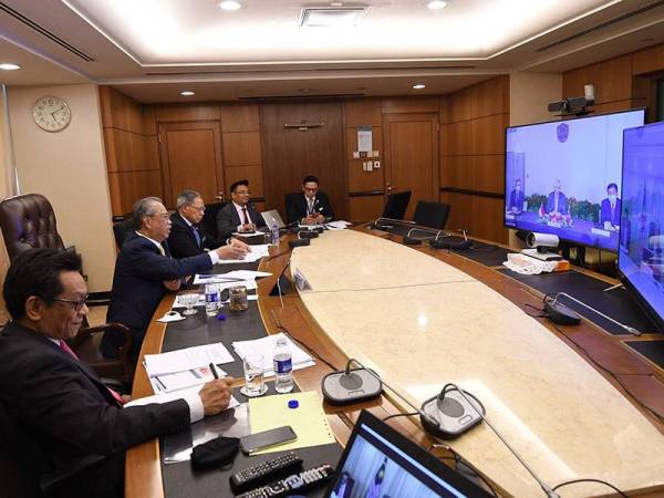 Perdana Menteri, Tan Sri Muhyiddin Yassin mengadakan Sidang Video bersama rakan sejawatnya dari Singapura Lee Hsien Loong berkenaan projek Kuala Lumpur - Singapore High Speed Rail (HSR) di Parlimen hari ini. - Foto Bernama