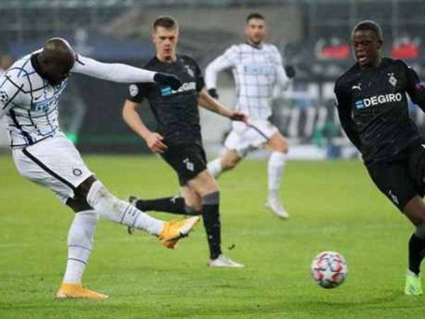 Lukaku (kiri) melakukan percubaan ke gawang Monchengladbach awal pagi tadi.