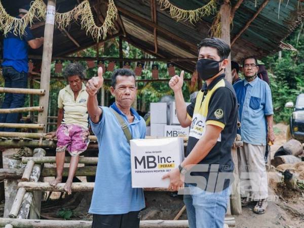 Penduduk di empat kampung orang asli di Lenggong menerima bantuan kotak makanan daripada MB Inc bagi membantu keluarga yang terjejas akibat pandemik Covid-19.