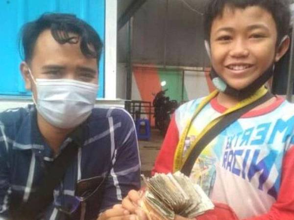 Gilang bekerja untuk lunaskan ansuran motosikal bapanya mendapat perhatian ramai. - Foto Detik News