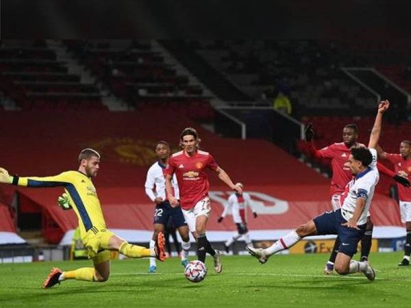 Marquinhos menjaringkan gol kedua PSG pada perlawanan menentang Manchester United di Old Trafford awal pagi tadi.