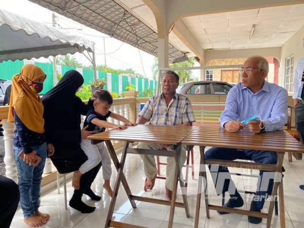 Mahdzir ketika melawat keluarga Allahyarham Ahmad Anwar di Ijok hari ini.