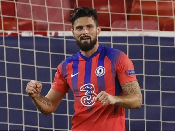 Giroud meraikan kejayannnya menjaringkan empat gol berkenaan setelah tamat perlawanan