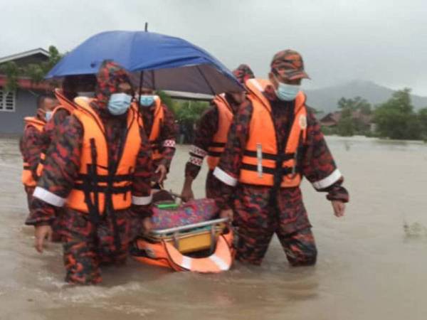 Siti Nur Hazrin Najwa diusung bomba dengan pengusung mengharungi banjir di kediamannya di Kampung Padang Kemunting, Kuala Nerus hari ini.